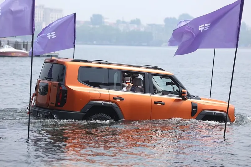 سيارة صينية خارقة: SUV بقوة 892 حصانًا تطفو في الماء (فيديو)