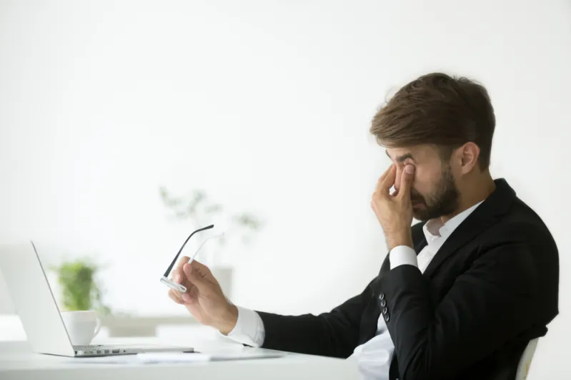 لماذا يجب أن تتوقف عن فرك عينيك فورًا؟