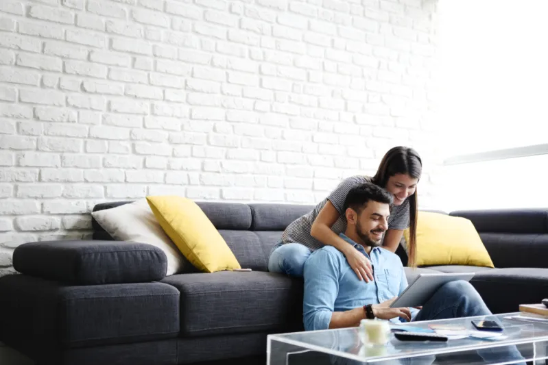 عكس الشائع.. متى يصل الرجل حقًا إلى ذروة رغبته الجنسية؟