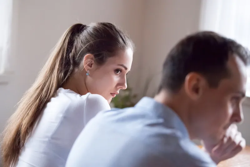 فخ الأكاذيب البيضاء: هل تحمي شريكك أم تهدم علاقتك دون أن تدري؟