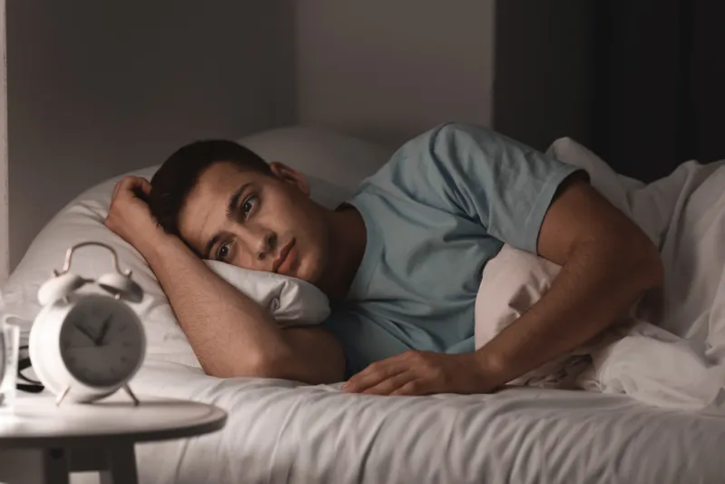 لماذا يعيد دماغك شريط ذكريات محرجة قديمة؟ علم النفس يجيب