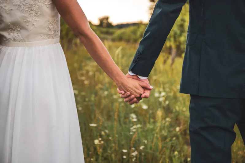 كيف يطيل عقد الزواج أعمار الرجال أكثر من النساء؟