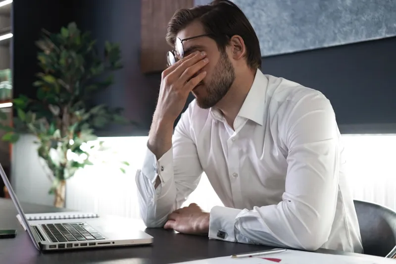 عندما يصبح العمل مكلفًا عاطفيًا: كيف يؤثر الضغط النفسي على الموظفين؟