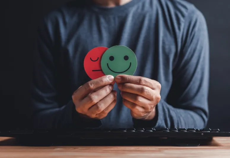 كيف تتحول المشاعر السلبية إلى راحة دائمة؟ دراسة تكشف
