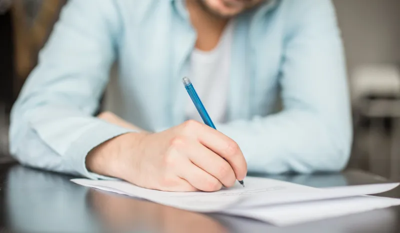 حين تعجز اللغة اليومية: كيف تجمع القصيدة شتات قلوبنا؟