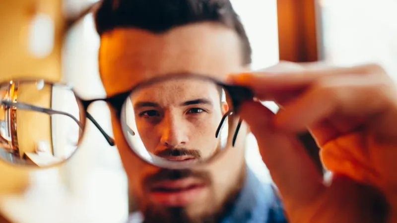 عينان ترى بهما، لكن واحدة فقط تقود! 