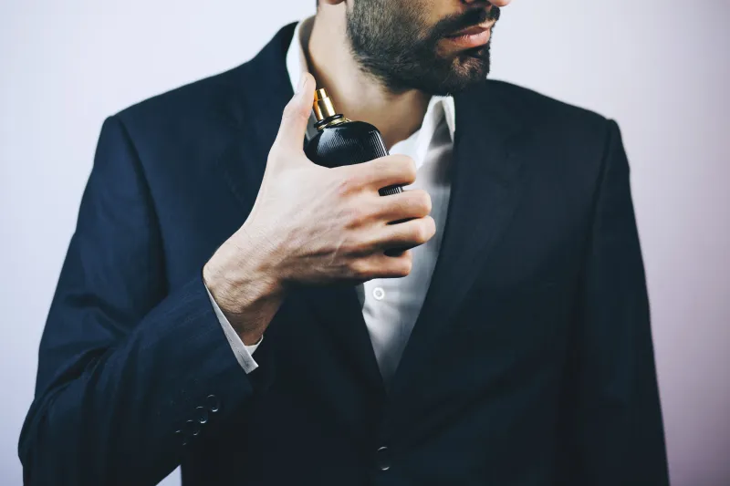 رش العطر على الرقبة.. أين تكمن الخطورة؟