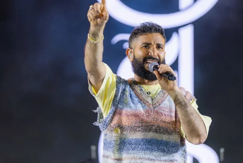 أحمد سعد يفاجئ جمهوره بحلاقة شعره وذقنه (فيديو)