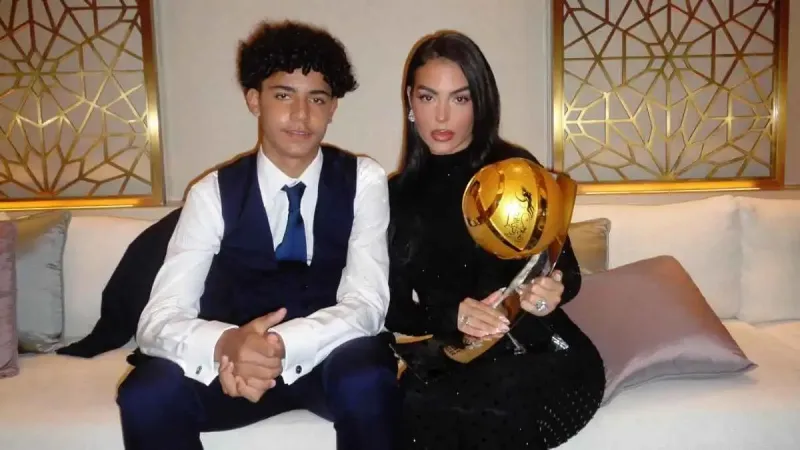فرقة مكسيكية وكعكة الدونات.. جورجينا تحتفل بعيد ميلاد كريستيانو جونيور (فيديو)