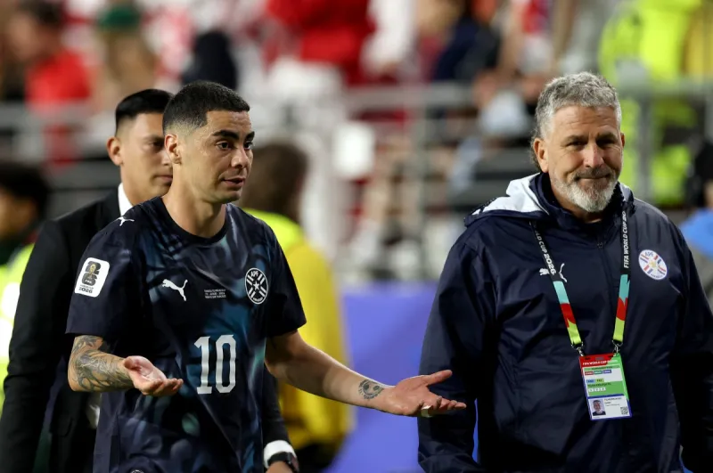 طرد ألميرون بسبب تغطية فمه.. القوانين الجديدة تفرض نفسها في مونديال 2026 (فيديو)