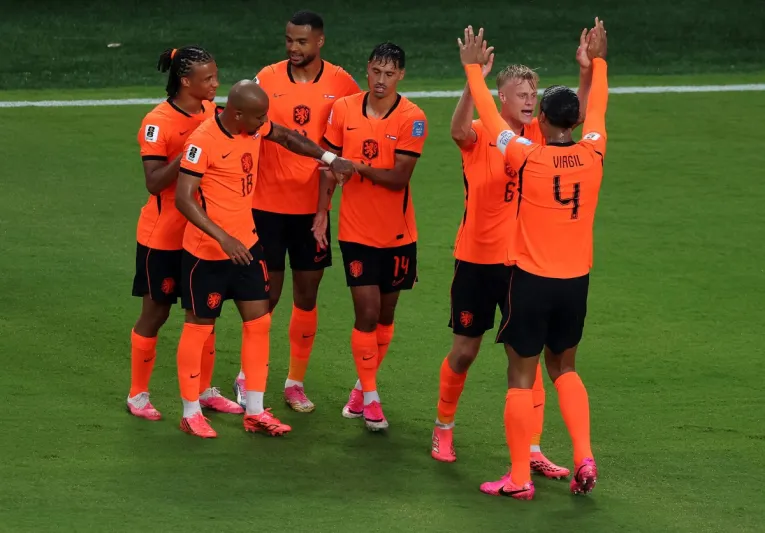 لماذا يرتدي منتخب هولندا اللون البرتقالي رغم غيابه عن علم الدولة؟!