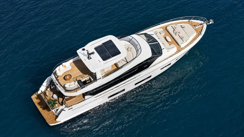 Azimut Fly 82.. هندسة بحرية  بروح إيطالية 