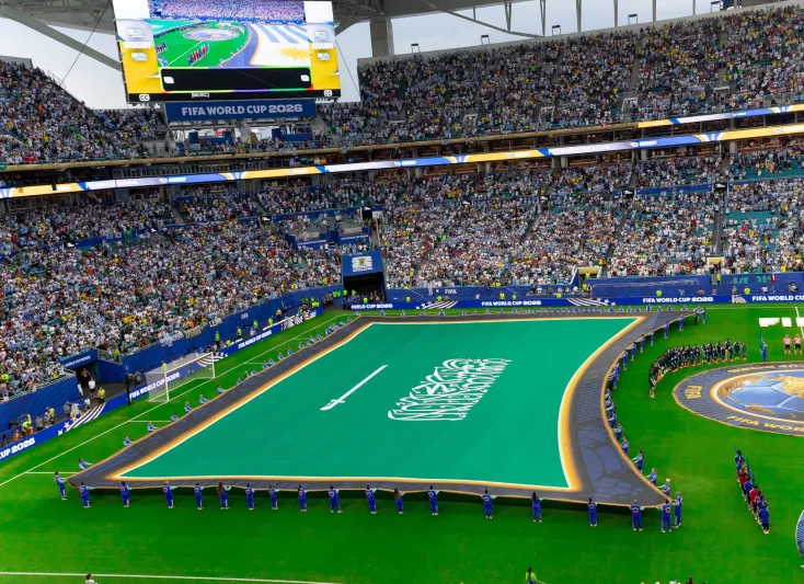 لا يمس الأرض.. العلم السعودي يجبر فيفا على تغيير بروتوكول كأس العالم (صور)