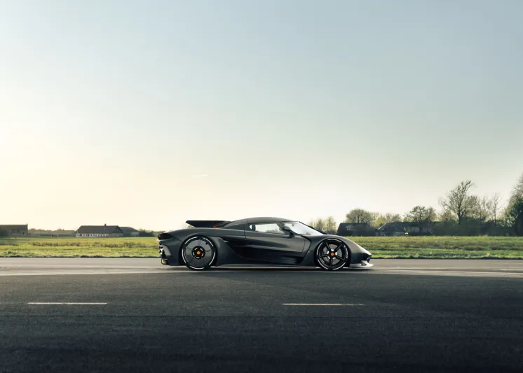 سيارة "Koenigsegg Jesko Absolut" تنتزع رقمين قياسيين عالميين على مدرج سويدي (فيديو)