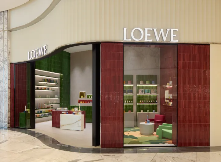 فلسفة عطرية مكسوة بالخزف الخمري: LOEWE تفتتح أول متجر دائم لها في دبي مول