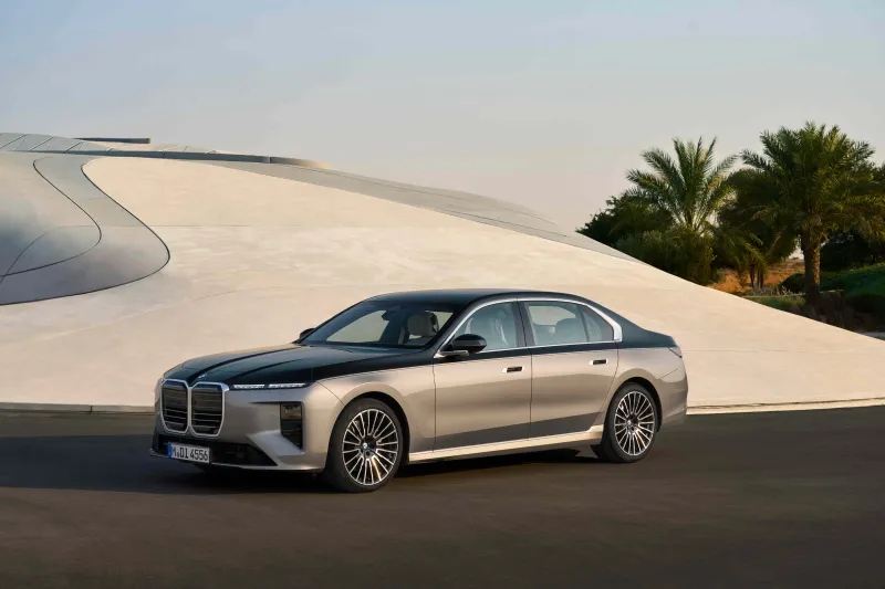 BMW i7 و Mercedes C-Class و Porsche Cayenne Coupe: ثلاث رؤى لمستقبل الفخامة