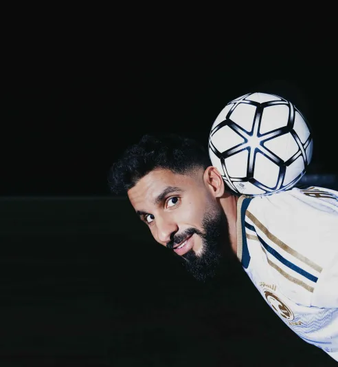 صالح الشهري على غلاف «الرجل»: من هدف الأرجنتين إلى طموحات مونديال 2026 