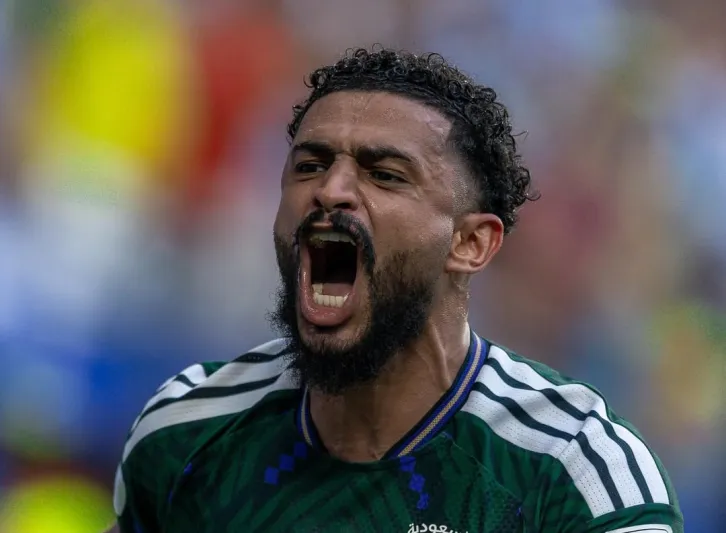 العمري يكتب التاريخ: أول مدافع سعودي يهز الشباك في كأس العالم (فيديو)