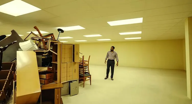رعب نفسي مختلف.. لماذا يخيفك "Backrooms" دون وحوش؟ (فيديو)
