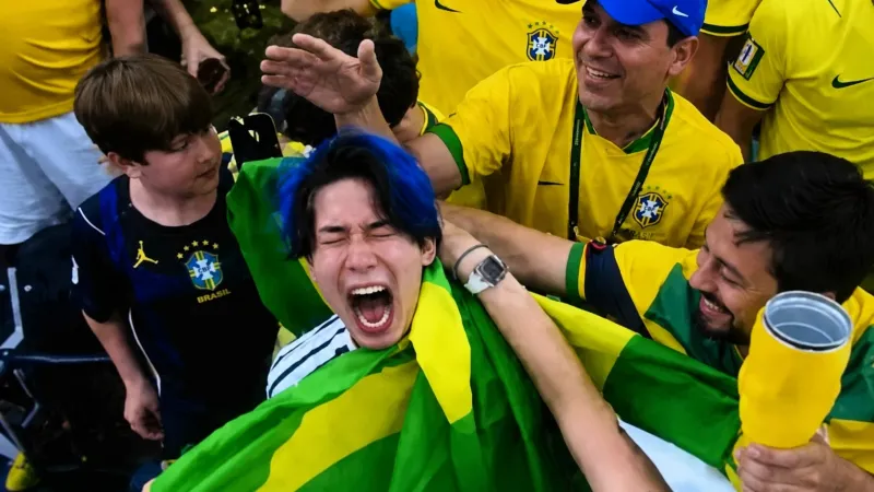 مشجع ياباني يفقد أعصابه بعد إقصاء منتخب بلاده أمام البرازيل (فيديو)