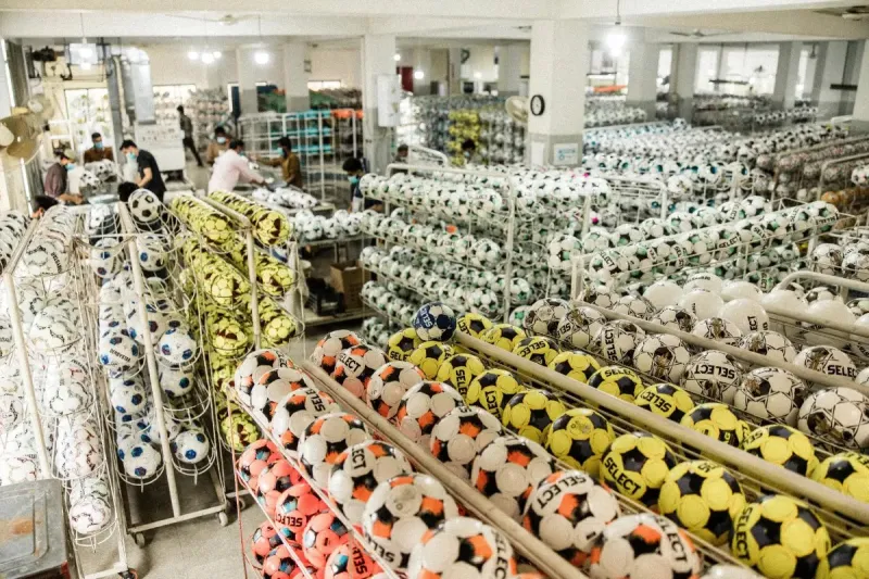منها كرة المونديال.. ماذا تعرف عن المدينة التي تصنع 70% من كرات القدم في العالم؟