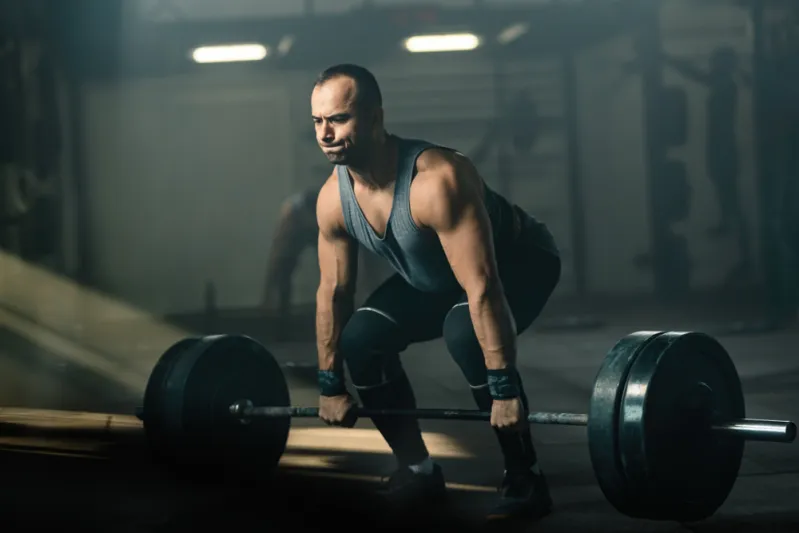 حزام رفع الأثقال بين الحقيقة والخرافة.. هل يحمي ظهرك أم يضعف عضلاتك؟