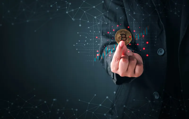 بيتكوين تقود تعافيًا محدودًا وسط أجواء حذرة في السوق
