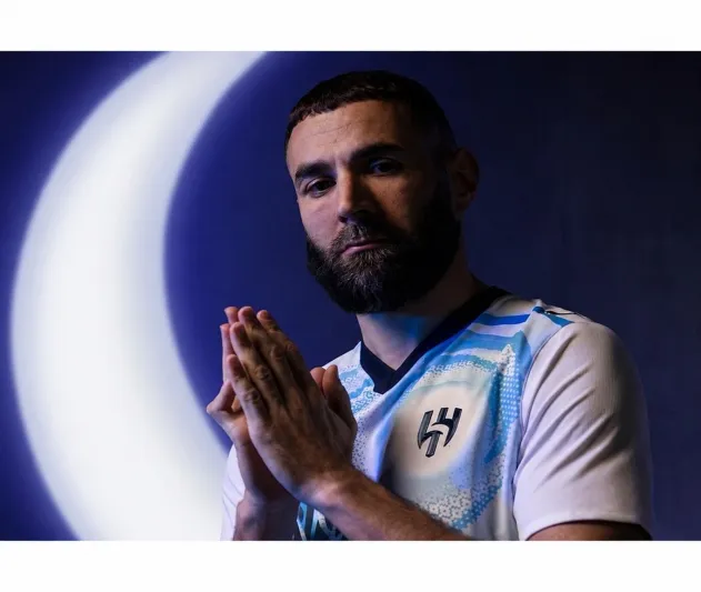 الهلال يكشف قميصه الجديد بحضور بنزيما والدوسري (فيديو)
