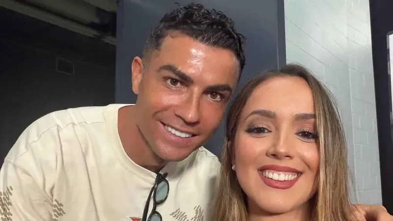 إيلينا دوران تخطف الأنظار بعد ظهورها مع رونالدو في مؤتمر كأس العالم.. من هي؟