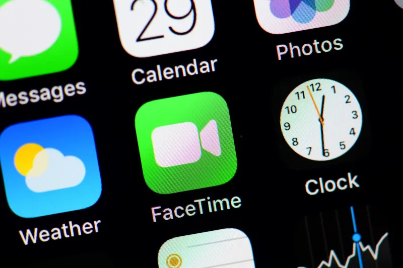 ما وظيفة زر "F" في تطبيق FaceTime؟