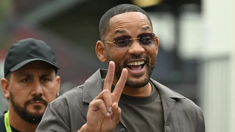 بـ "نيولوك" صادم.. ويل سميث يتحدى قسوة زوجته جادا من موناكو (فيديو)