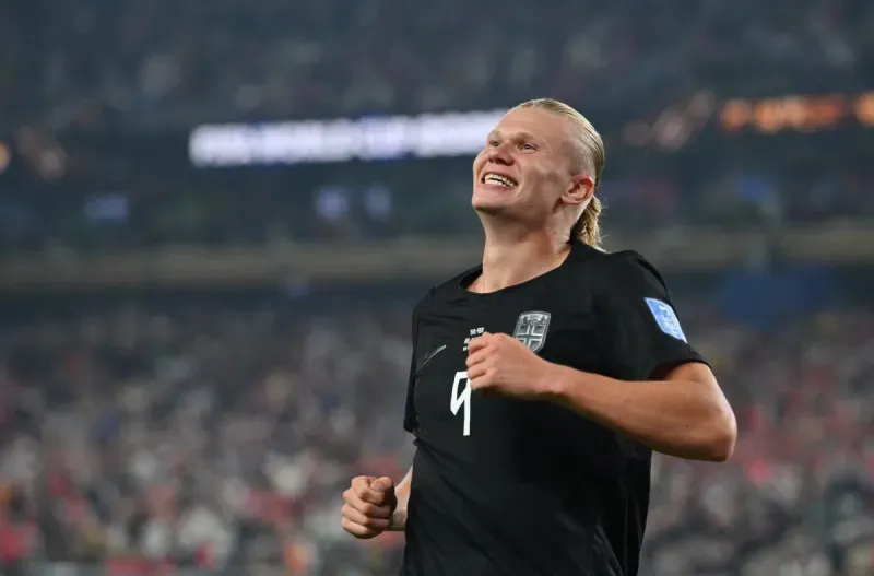 لماذا لم يرتدِ هالاند قميص منتخب إنجلترا رغم مولده هناك؟
