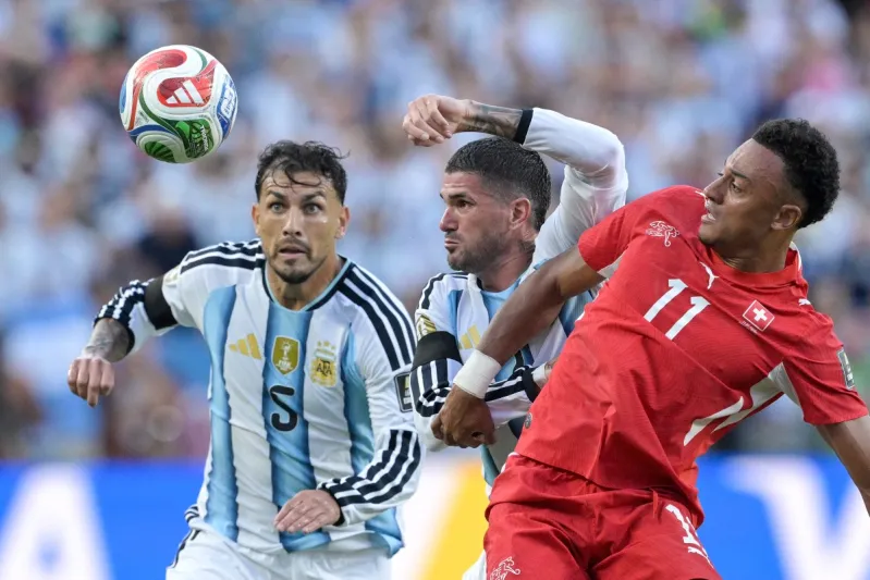 مهاجم سويسرا ينتقد التحكيم بعد الخروج أمام الأرجنتين
