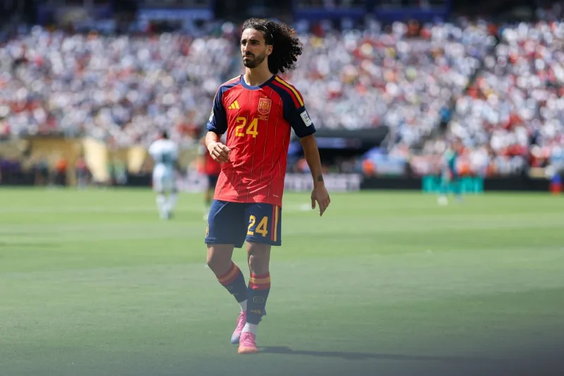 أغرب طريقة للاحتفال.. كوكوريلا يحمل كأس العالم بطريقة غير متوقعة (فيديو)