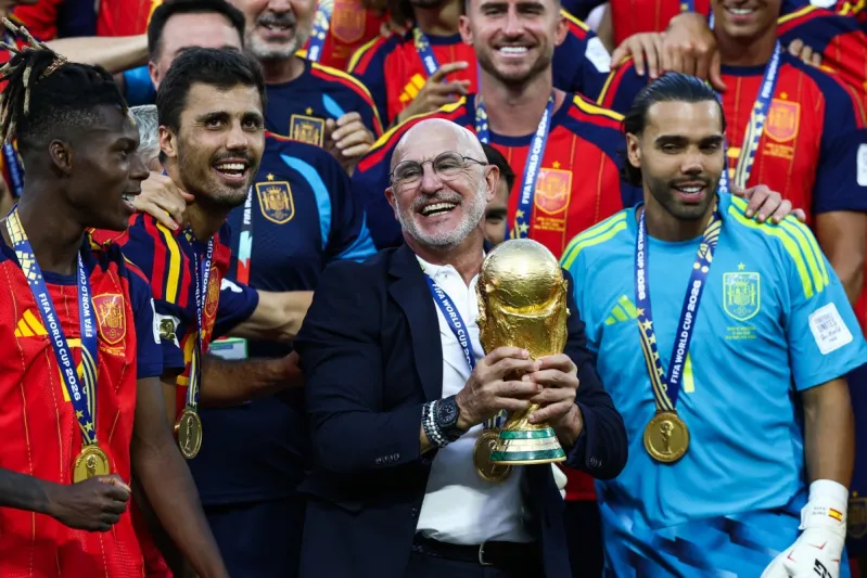 كم يبلغ راتب لويس دي لا فوينتي بعد قيادته إسبانيا للفوز بكأس العالم؟