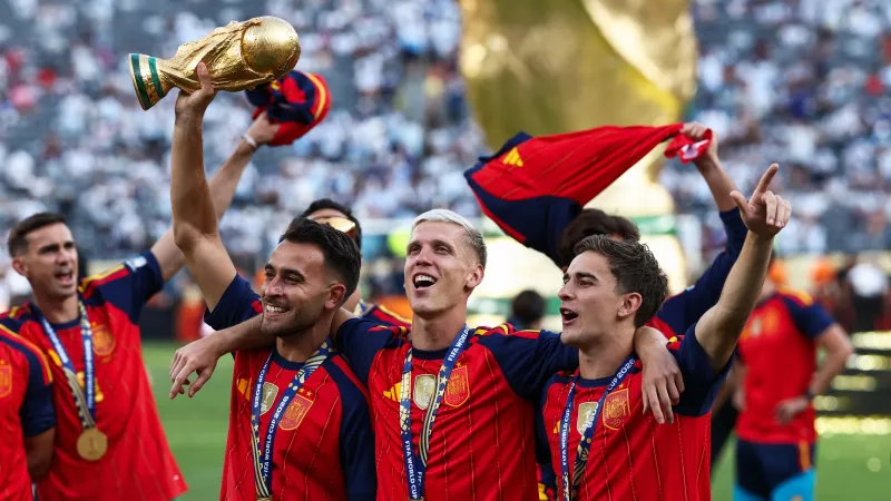 ما هو الجهاز الغامض الذي حمله أبطال إسبانيا في ليلة التتويج؟ (فيديو)