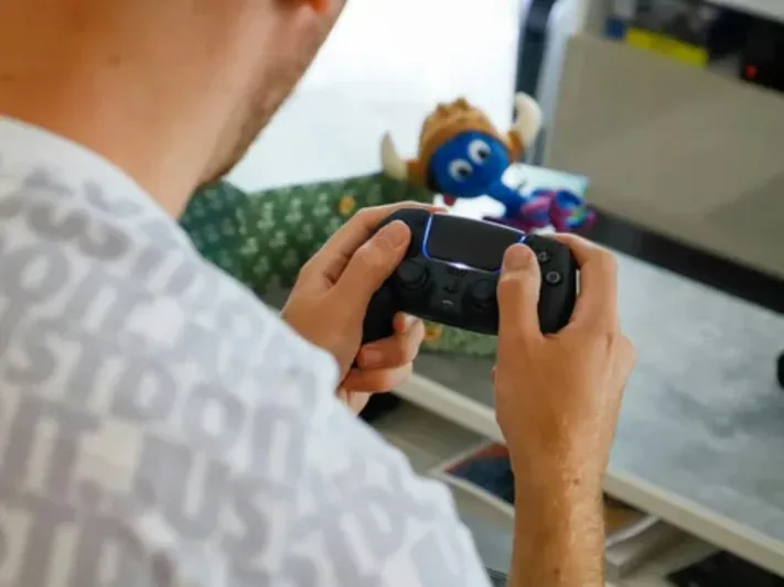 مستقبل "PS6"؟ براءة اختراع من سوني لوحدة تحكم مغناطيسية تتكيف مع احتياجات اللاعبين