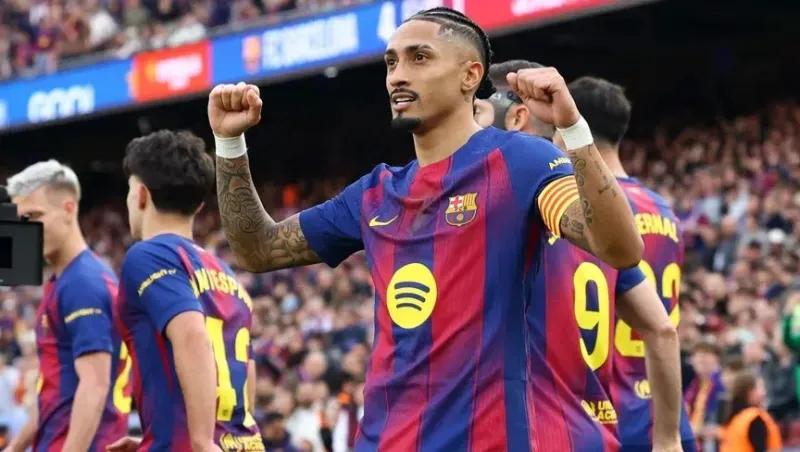 الهلال يطارد حلم رافينيا.. عرض ضخم لإقناع برشلونة بالتخلي عن نجم البرازيل