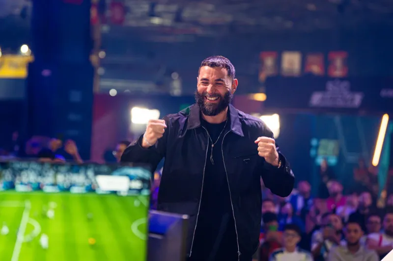 من "فيفا" إلى كأس العالم للرياضات الإلكترونية.. كيف تطورت علاقة كريم بنزيما بألعاب كرة القدم؟