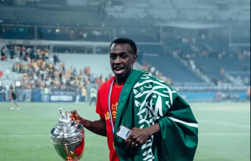 سعود عبدالحميد يرفع العلم السعودي احتفالًا بلقب السوبر الفرنسي (فيديو)