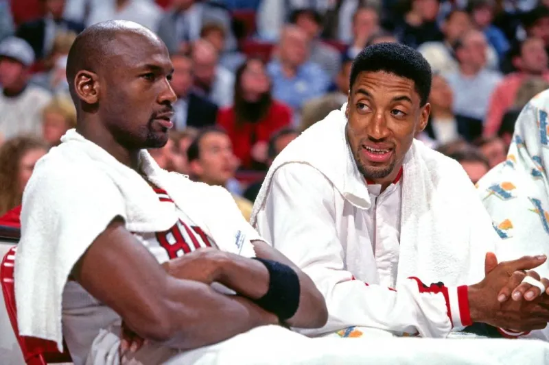 قد يصل إلى 15 مليون دولار.. قميص مايكل جوردان من نهائي NBA 1998 يدخل المزاد