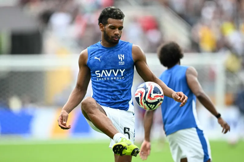 بعد تعثر رحيله عن الهلال.. تعرف على مسيرة علي البليهي بالأرقام والألقاب