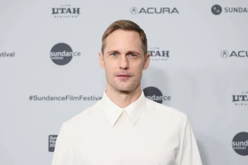 ألكسندر سكارسجارد.. كيف صنع نجم «True Blood» ثروته ومكانته في هوليوود؟