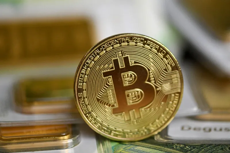 بيتكوين تتخطى 77 ألف دولار.. ماذا يحدث في سوق العملات الرقمية؟