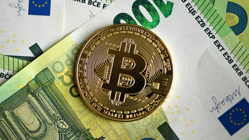 بيتكوين ترتفع 0.93% وتستقر عند 64 ألف دولار رغم خسائر سنوية كبيرة 