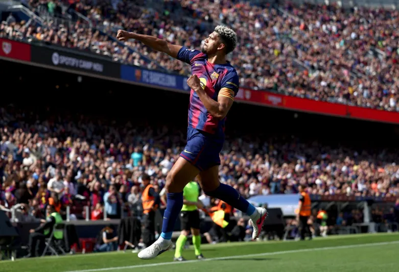 بعد اقتراب انتقاله إلى ليفربول.. ماذا قدم رونالد أراوخو مع برشلونة؟