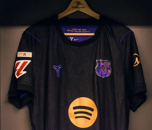 برشلونة يستحضر روح كوبي براينت بقميص «Barça Mamba»