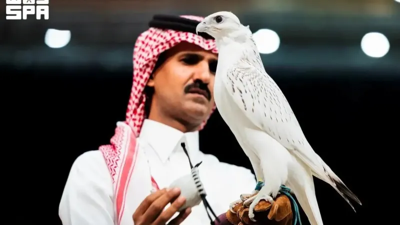 بعد تصدره مزاد الصقور بسعر 1.3مليون ريال.. ماذا تعرف عن صقر «سوبر وايت»؟