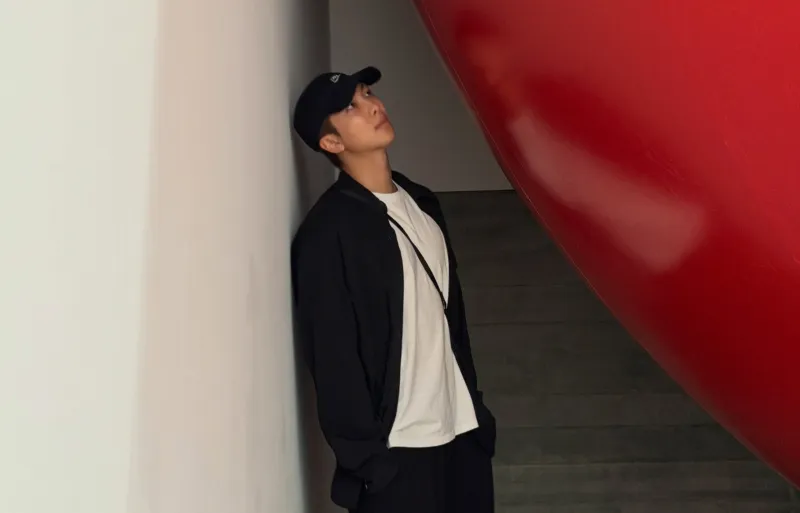 عضو فريق BTS يعرض مجموعته الفنية الخاصة لأول مرة في متحف أمريكي