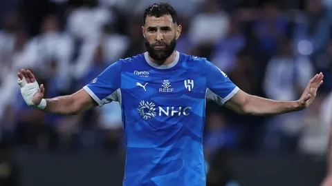 رقم ضخم "قد" تدفعه إدارة الهلال لإنهاء عقد كريم بنزيما.. فكم يبلغ؟